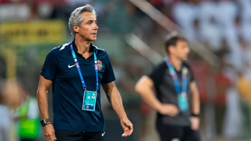 Shabab Al Ahli de Paulo Sousa vence dérbi e mantém-se na liderança da liga dos Emirados Árabes Unidos