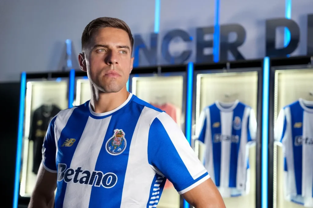 O agente de Jan Bednarek, Tomasz Magdziarz, revelou detalhes sobre a transferência do defesa polaco para o FC Porto, destacando a profundidade da análise do clube e a sua surpresa com a grandeza da instituição.