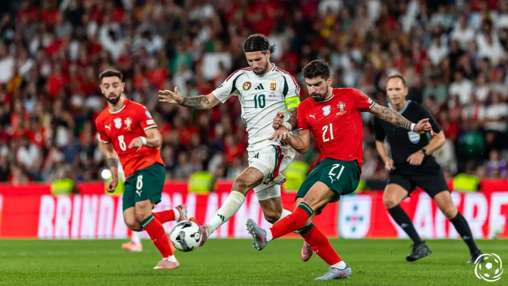 Portugal não conseguiu garantir a qualificação direta para o Mundial 2026 após empatar 2-2 com a Hungria, em jogo disputado no Estádio José Alvalade. Apesar de uma exibição sólida e dois golos de Cristiano Ronaldo, o empate no último minuto, com um golo de Dominik Szoboszlai, adiou a celebração da qualificação automática Reuters.