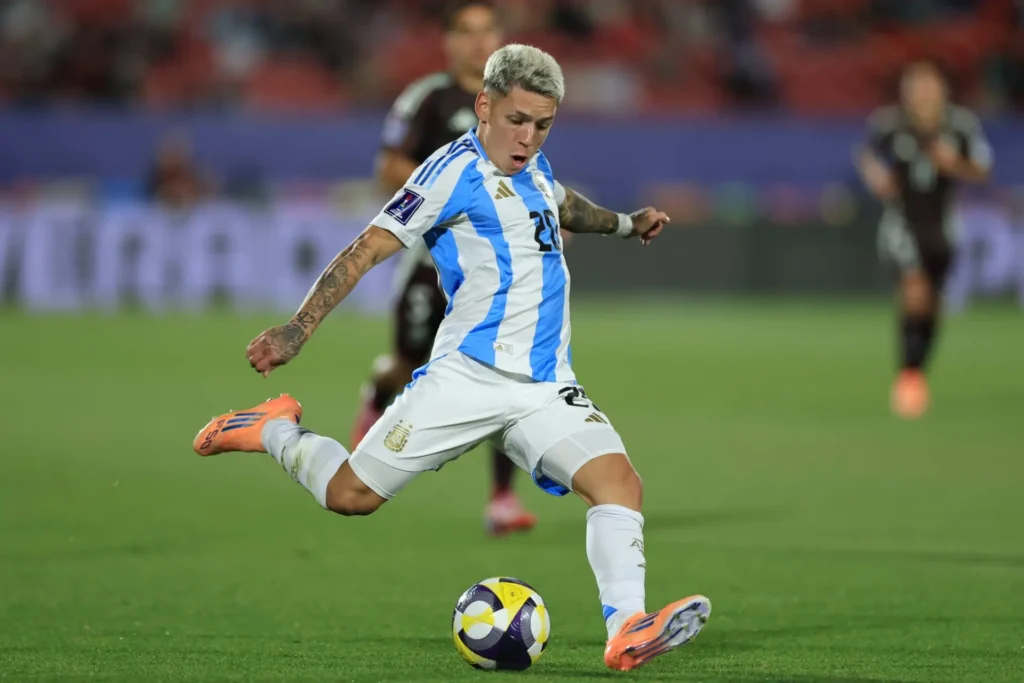 Prestianni após chegar à final do Mundial Sub-20:«Vamos tentar ganhar e depois voltar ao Benfica para ganhar tudo»