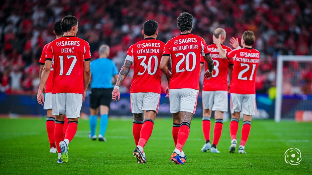 O Benfica poderá desempenhar um papel crucial no apoio ao Sevilha FC, que atravessa dificuldades financeiras. O clube português está interessado na contratação do avançado espanhol Carlos Álvarez, atualmente no Levante, que possui uma cláusula de rescisão de 25 milhões de euros. Contudo, uma parte significativa desse montante, cerca de 40%, deverá ser destinada ao Sevilha, conforme acordado na transferência anterior de Álvarez para o Levante. Portanto, se o Benfica concretizar a contratação, o Sevilha receberá aproximadamente 10 milhões de euros, o que representaria um alívio financeiro substancial para o clube andaluz, que enfrenta restrições orçamentárias e dificuldades para registrar novos jogadores na La Liga Bola na Rede.
