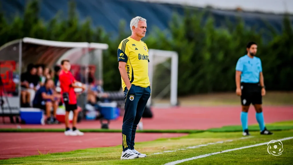José Mourinho foi oficialmente apresentado como novo treinador do Benfica em 18 de setembro de 2025, com um contrato válido até o verão de 2027. A sua contratação ocorreu após a demissão de Bruno Lage, que não resistiu à derrota para o Qarabag na Liga dos Campeões. Mourinho regressou ao clube onde iniciou a sua carreira como treinador principal, há 25 anos. Na sua apresentação, expressou-se honrado e motivado, destacando a grandeza do Benfica e o respeito pela sua cultura SL Benfica+1.