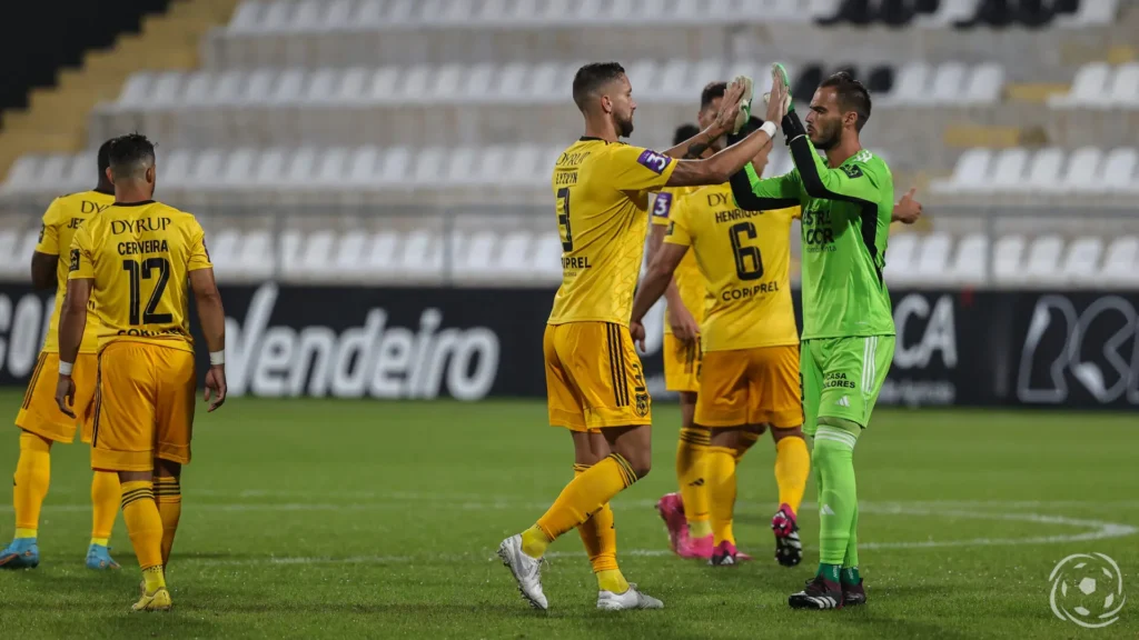O título “O elevador das oportunidades: as subidas à Segunda Liga” remete para o sistema de promoções no futebol português, onde clubes da Liga 3 ascendem à Liga Portugal 2 (Segunda Liga), criando oportunidades para equipas e jogadores.