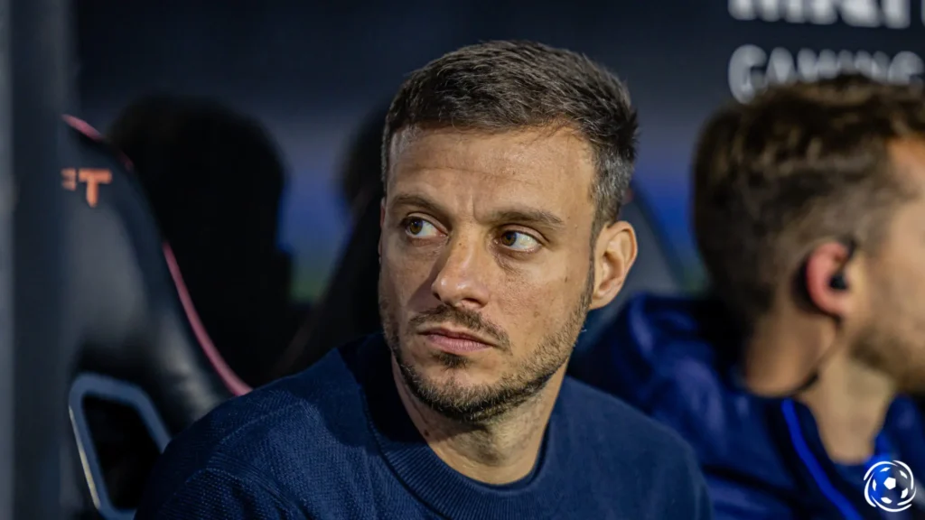 O FC Porto anunciou oficialmente a rescisão de contrato com o treinador argentino Martín Anselmi, que assumiu o comando técnico da equipa em janeiro de 2025, sucedendo a Vítor Bruno. O acordo foi formalizado a 12 de agosto de 2025, após negociações iniciadas em julho, e encerra uma passagem de pouco mais de cinco meses no cargo. Durante esse período, Anselmi registou 10 vitórias, 6 empates e 5 derrotas em 21 jogos oficiais, incluindo uma eliminação precoce no Mundial de Clubes, onde o FC Porto terminou em terceiro lugar no Grupo A, atrás de Palmeiras e Inter Miami, com apenas dois pontos conquistados Reuters.