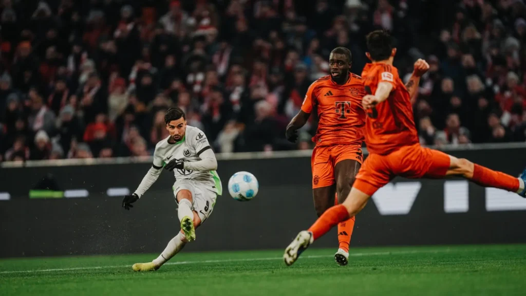 O Benfica está interessado na contratação do avançado argelino Mohamed Amoura, atualmente no Wolfsburgo, mas só avançará para o negócio se o clube alemão reduzir o preço exigido. O Wolfsburgo inicialmente pediu 35 milhões de euros, mas recentemente ajustou a sua posição, estabelecendo um valor entre 30 e 37 milhões de euros, dependendo das variáveis envolvidas Facebook+1.