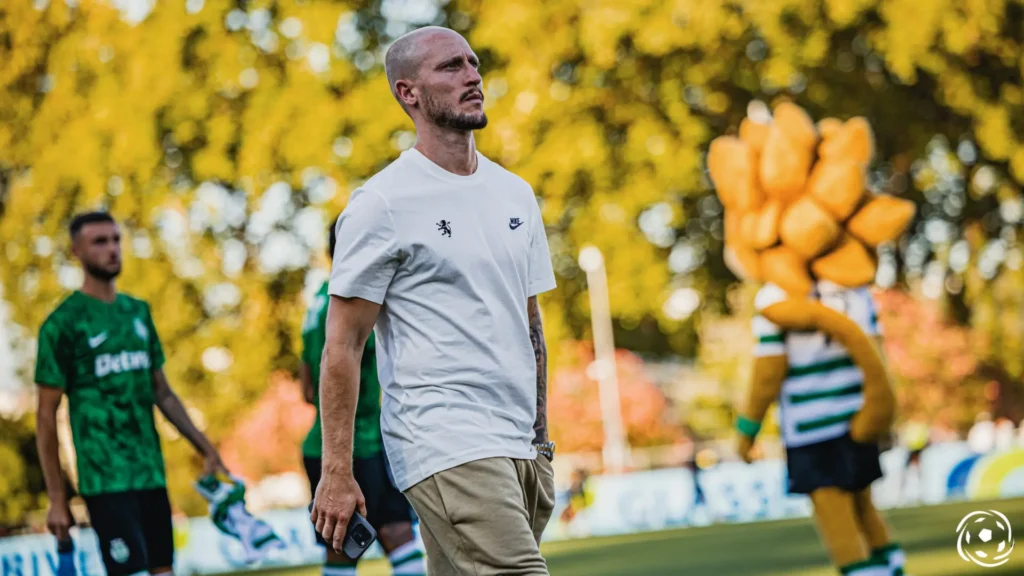 O regresso de Nuno Santos aos relvados está cada vez mais próximo. Após quase um ano de recuperação de uma grave lesão no joelho direito, o ala-esquerdo do Sporting CP está prestes a ser reintegrado no plantel. A previsão é que retome os treinos com a equipa principal já no início de novembro de 2025 cmjornal.pt+1.