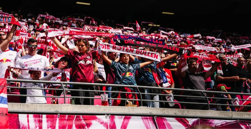 O RB Leipzig anunciou oficialmente a contratação do avançado brasileiro Rômulo Cardoso, ex-Göztepe, por um valor total de 25 milhões de euros, incluindo 5 milhões em bónus. O jogador assinou contrato até 2030. Rômulo Cardoso foi apontado como alternativa ao avançado português Fábio Silva, que já tinha um pré-acordo com o clube alemão. O negócio foi fechado após o Leipzig decidir investir no brasileiro, que teve uma temporada destacada com 17 golos e 10 assistências em 33 jogos pelo Göztepe. A contratação de Rômulo Cardoso visa colmatar a vaga deixada por Benjamin Šeško, que se transferiu para o Manchester United por 76,5 milhões de euros.