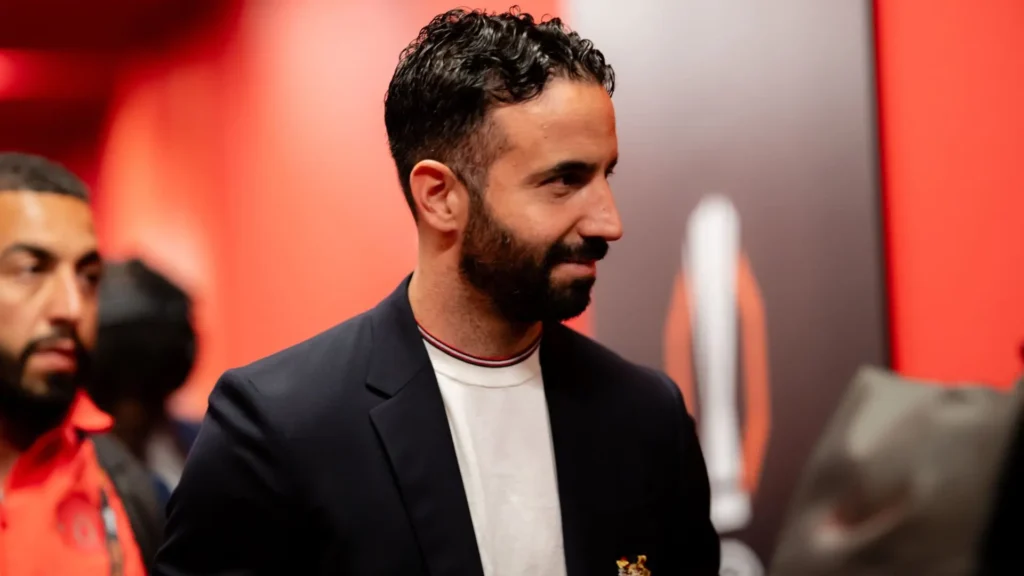 Há notícias que apontam que Rúben Amorim pediu à direção do Manchester United reforços para o setor defensivo — em particular, na posição de lateral-esquerdo. SPORTbible+2tntsports.co.uk+2