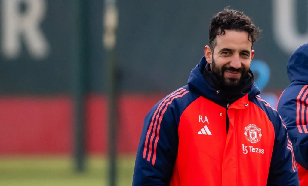 Lendas do Liverpool e do Manchester United, nomeadamente Jamie Carragher e Paul Scholes, afirmaram que acreditam ser “inevitável” que Rúben Amorim seja despedido do Manchester United antes do Natal. A Bola+2flashscore.pt+2