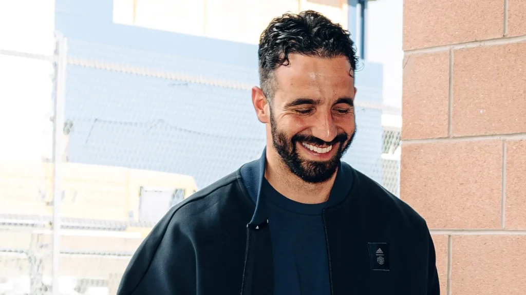 Segundo informações recentes, o Manchester United, sob a direção de Rúben Amorim, está a preparar uma proposta de 60 milhões de euros para contratar o médio dinamarquês Morten Hjulmand, capitão do Sporting CP. A proposta visa reforçar o meio-campo da equipa já em janeiro de 2026 Bola na Rede.