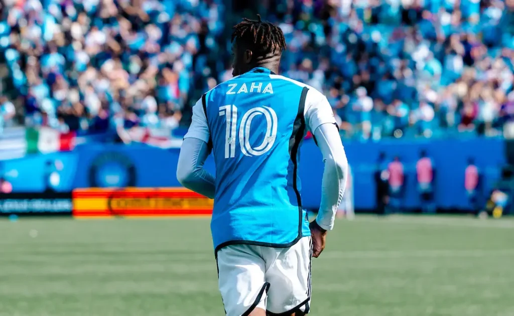 Wilfried Zaha responde a Jean-Philippe Mateta após acusação de bullying